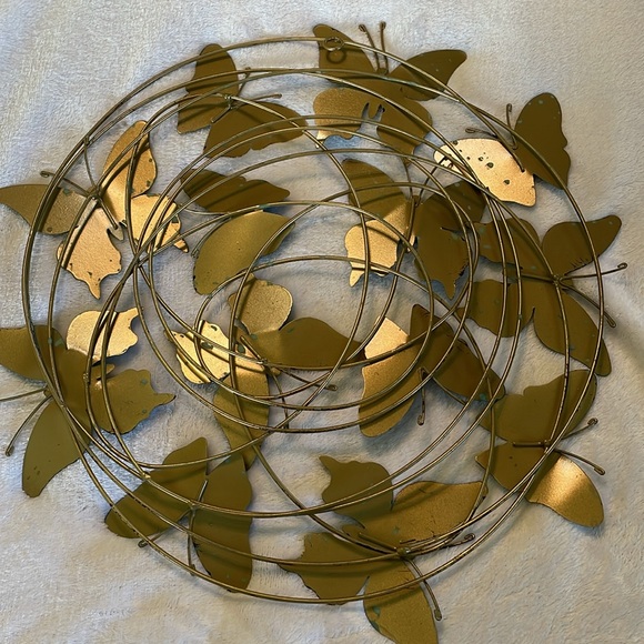 “Butterflies are free”  Wonderful circle of flying metal butterflies wall art. - Picture 6 of 9